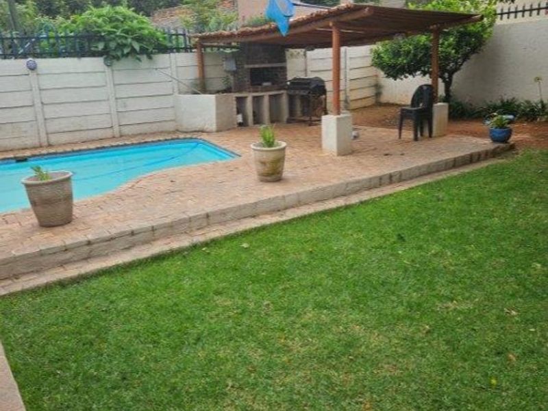 A Huge 4 bedroom house and cottage for sale - Photo 2