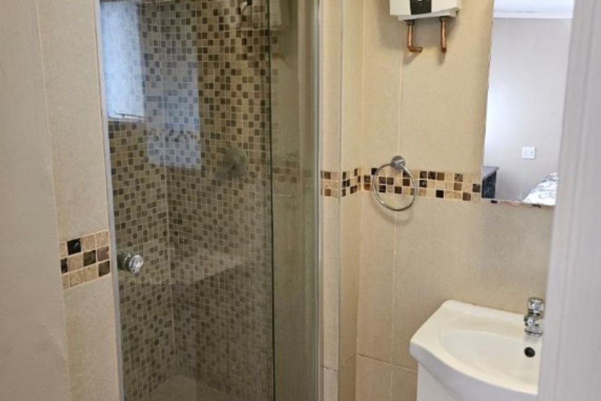 A Huge 4 bedroom house and cottage for sale - Photo 5