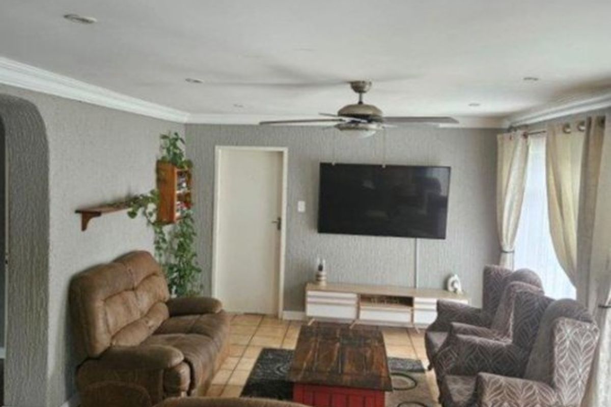 A Huge 4 bedroom house and cottage for sale - Photo 3