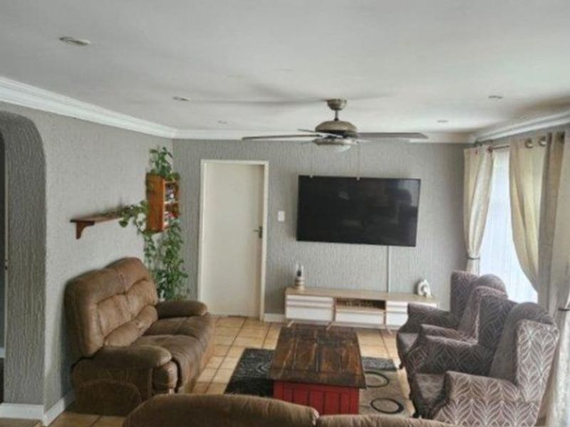 A Huge 4 bedroom house and cottage for sale - Photo 3