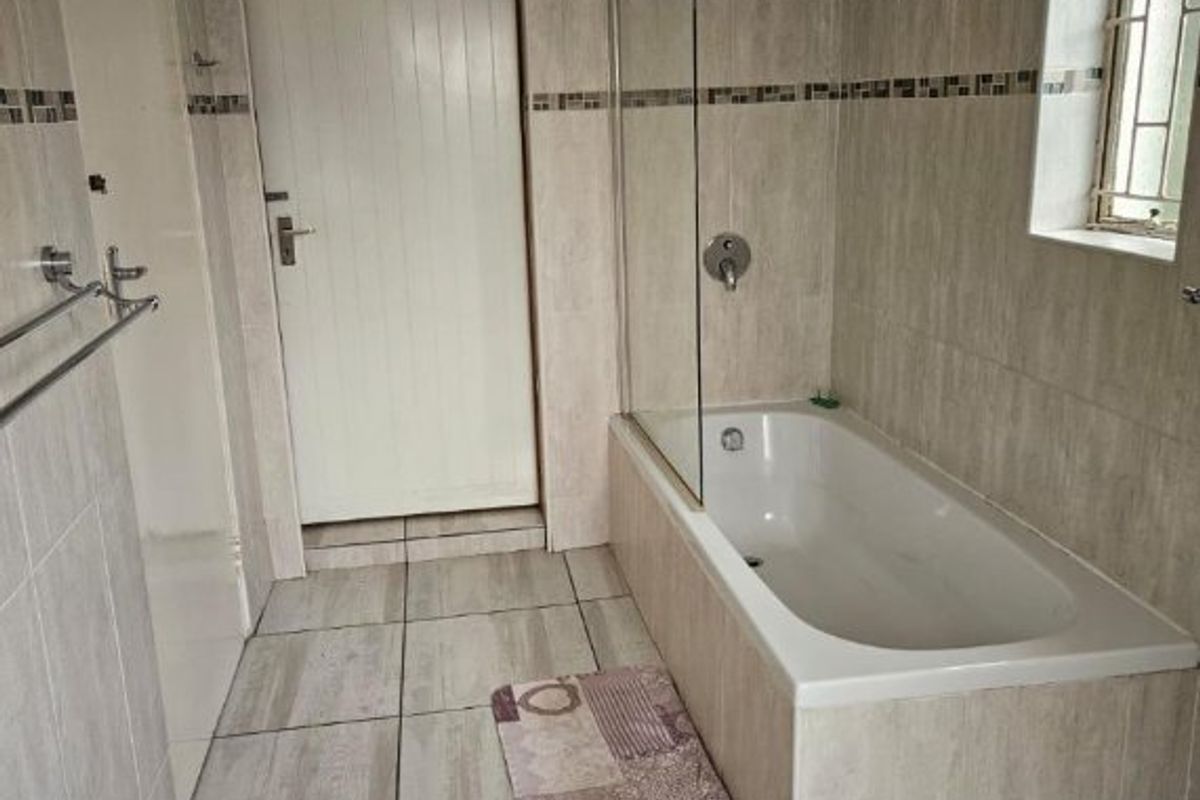 A Huge 4 bedroom house and cottage for sale - Photo 4