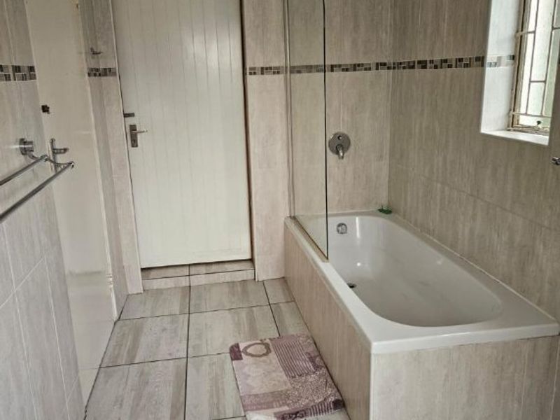 A Huge 4 bedroom house and cottage for sale - Photo 4