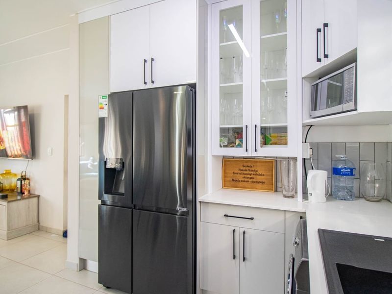 Modern 3-Bedroom Townhouse – Secure Living with Investor Potential - Photo 8