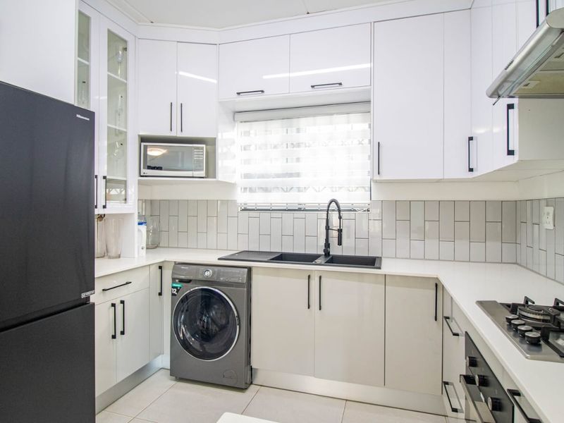 Modern 3-Bedroom Townhouse – Secure Living with Investor Potential - Photo 7