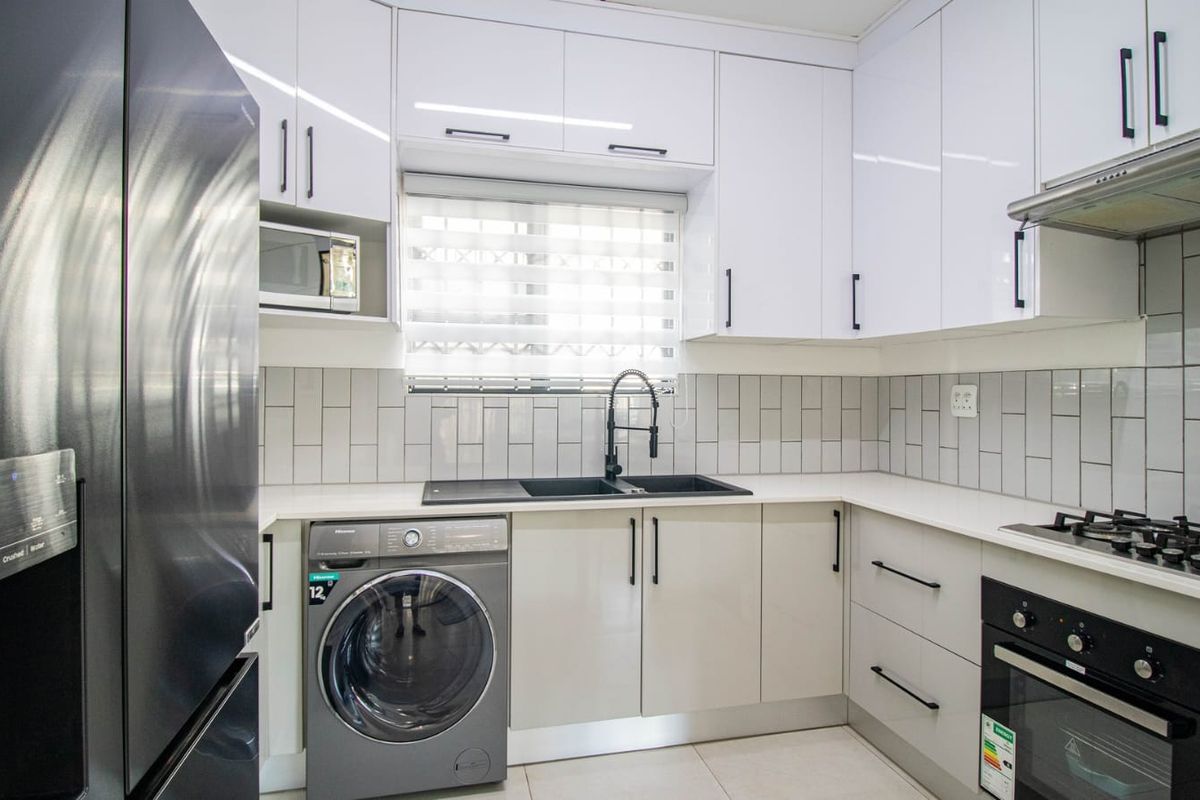 Modern 3-Bedroom Townhouse – Secure Living with Investor Potential - Photo 2