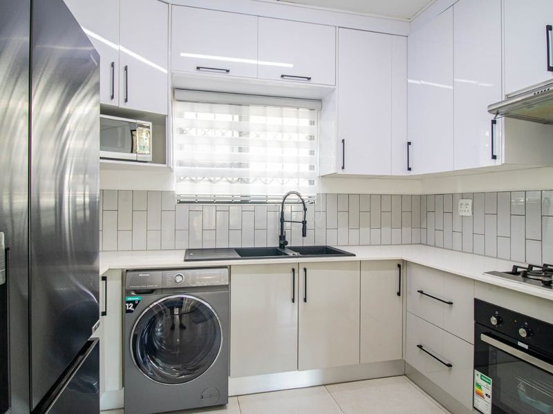 Modern 3-Bedroom Townhouse – Secure Living with Investor Potential - Photo 2