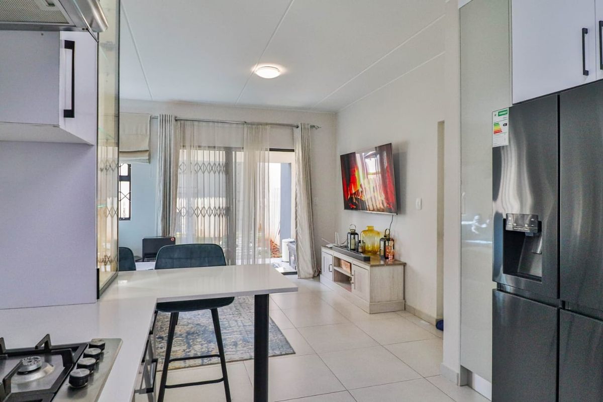 Modern 3-Bedroom Townhouse – Secure Living with Investor Potential - Photo 4