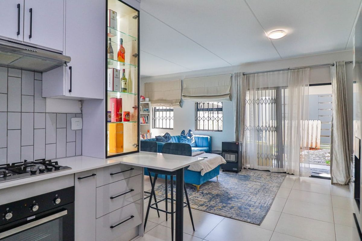 Modern 3-Bedroom Townhouse – Secure Living with Investor Potential - Photo 3