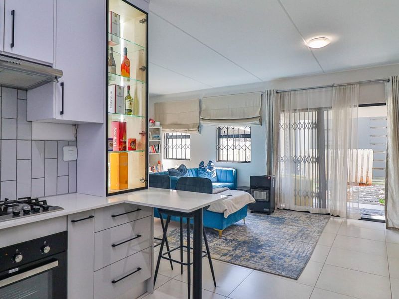 Modern 3-Bedroom Townhouse – Secure Living with Investor Potential - Photo 3