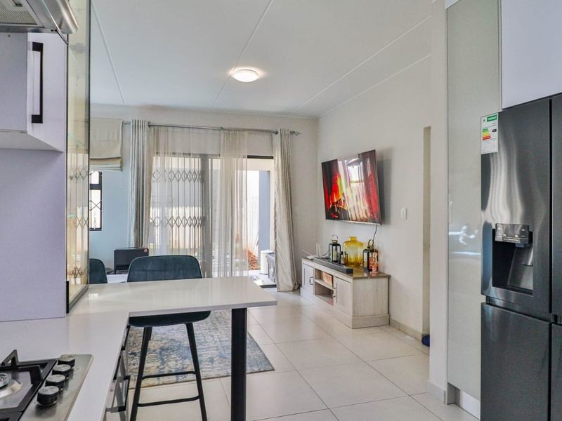 Luxury Living Secure Stylish Family Townhouse - Photo 4