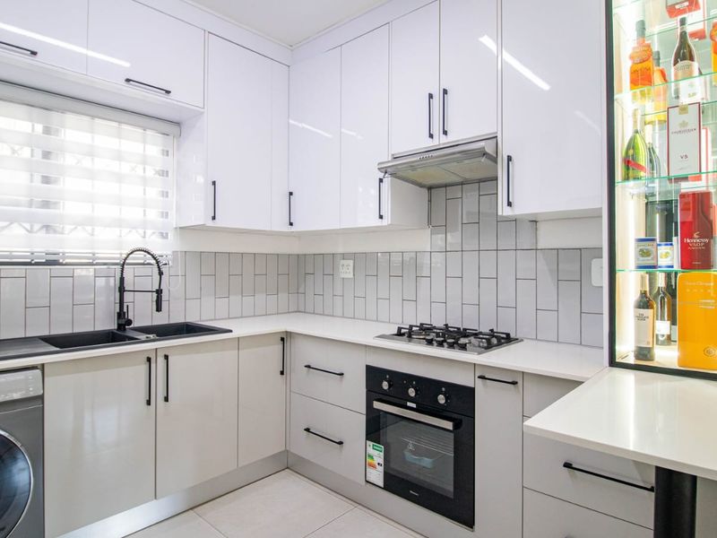 Luxury Living Secure Stylish Family Townhouse - Photo 1