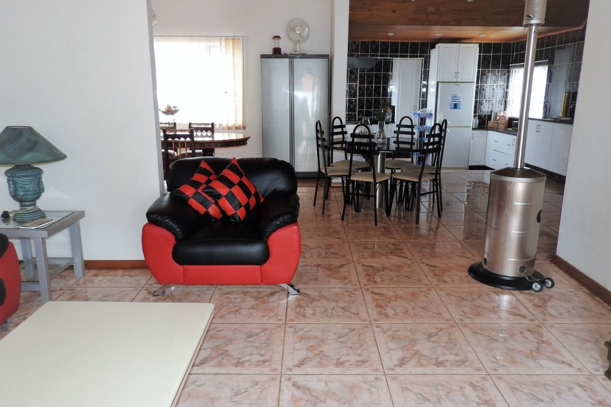 Renovated 6-Bedroom Home with Income-Generating Cottage - Photo 5