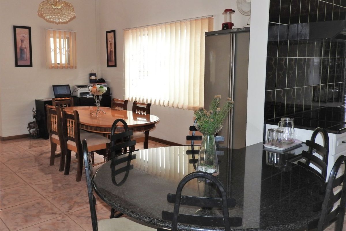 Renovated 6-Bedroom Home with Income-Generating Cottage - Photo 3