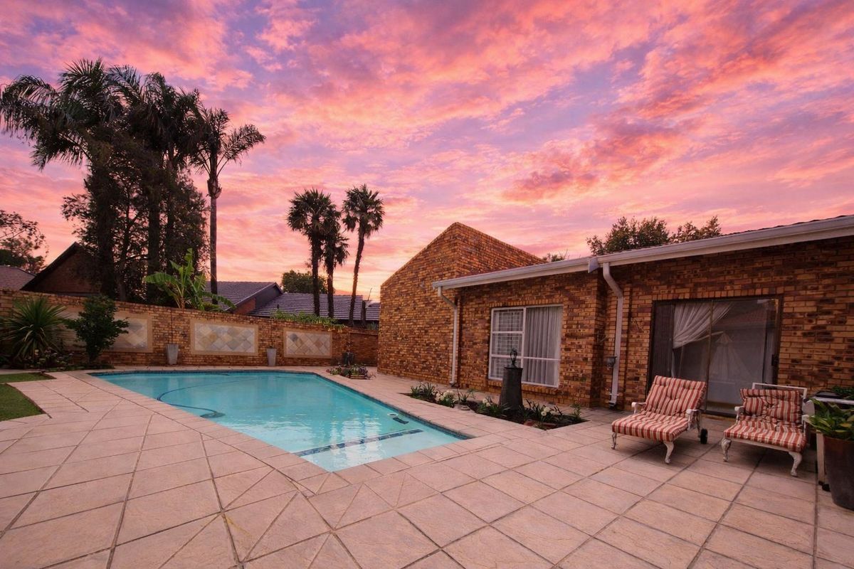Stunning, Large and Low-Maintenance Family Home with Exceptional Finishes in secured and sought after security estate in Sunward Village, Boksburg - Photo 3