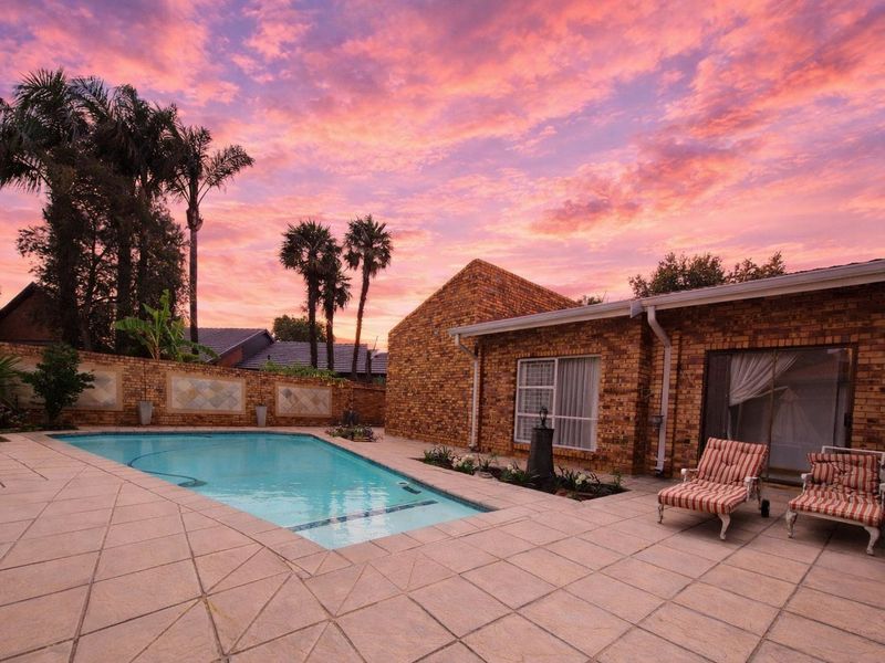 Stunning, Large and Low-Maintenance Family Home with Exceptional Finishes in secured and sought after security estate in Sunward Village, Boksburg - Photo 3