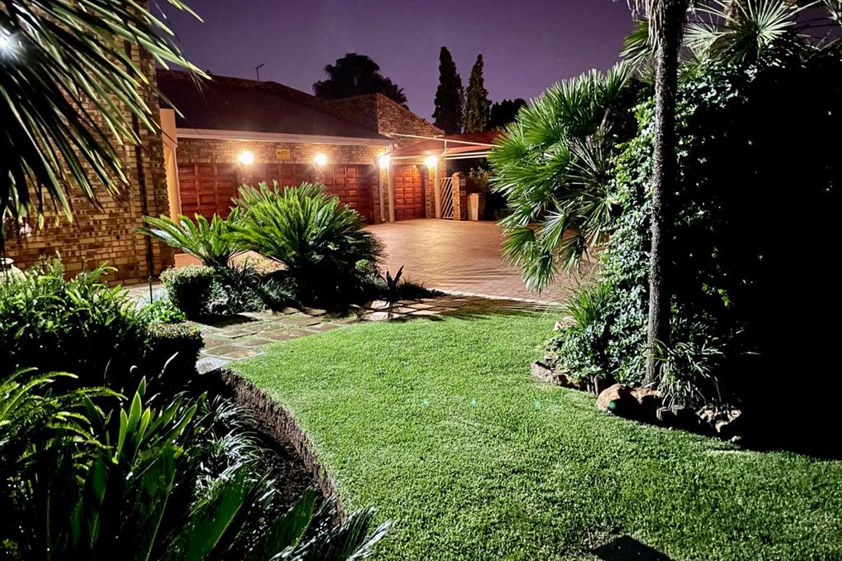 Stunning, Large and Low-Maintenance Family Home with Exceptional Finishes in secured and sought after security estate in Sunward Village, Boksburg - Photo 2