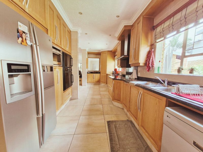 Stunning, Large and Low-Maintenance Family Home with Exceptional Finishes in secured and sought after security estate in Sunward Village, Boksburg - Photo 9