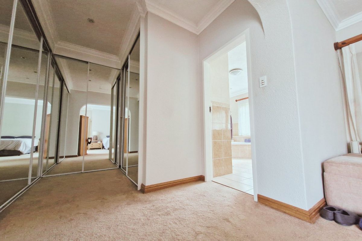 Stunning, Large and Low-Maintenance Family Home with Exceptional Finishes in secured and sought after security estate in Sunward Village, Boksburg - Photo 5