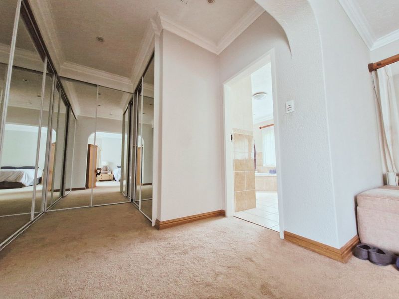 Stunning, Large and Low-Maintenance Family Home with Exceptional Finishes in secured and sought after security estate in Sunward Village, Boksburg - Photo 5