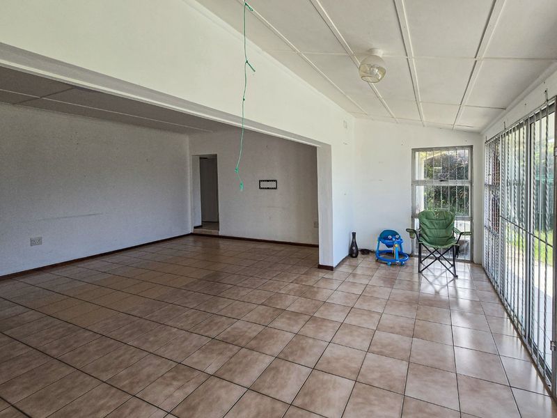 Seaview Family Home - Photo 6