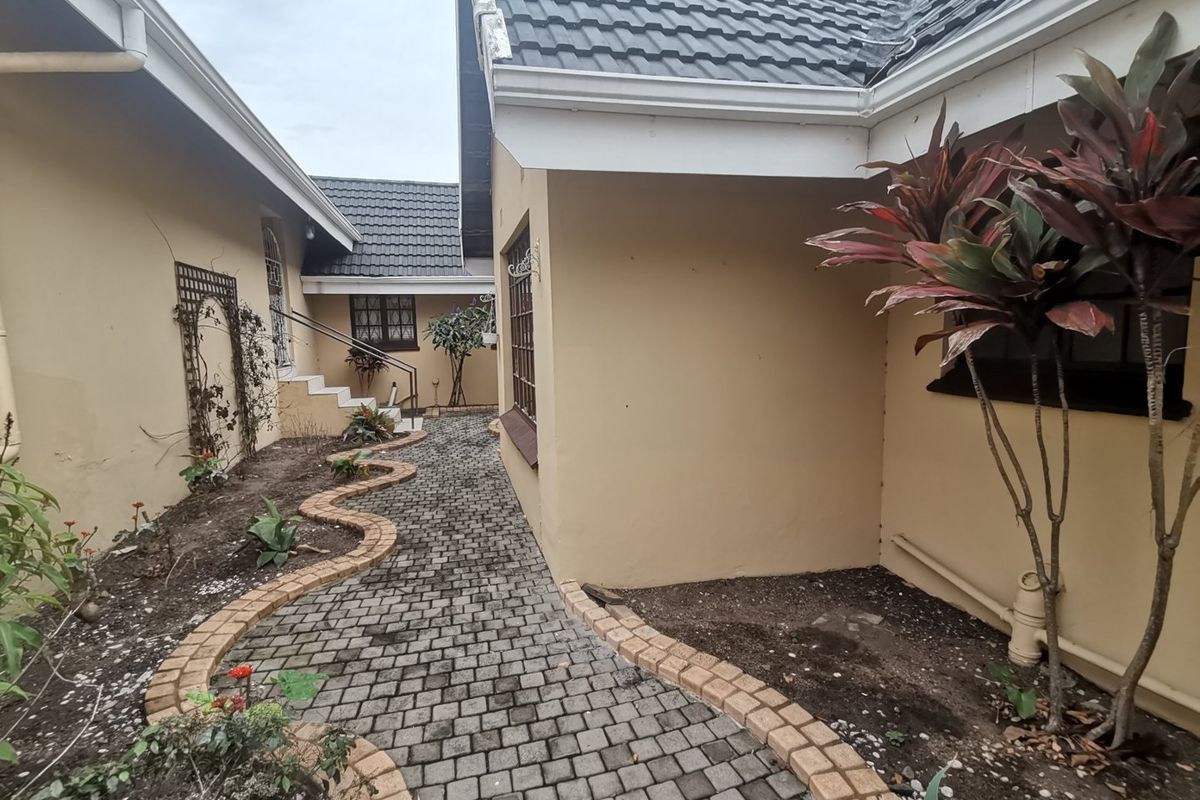 House with a flat with pool, double garage - Photo 2