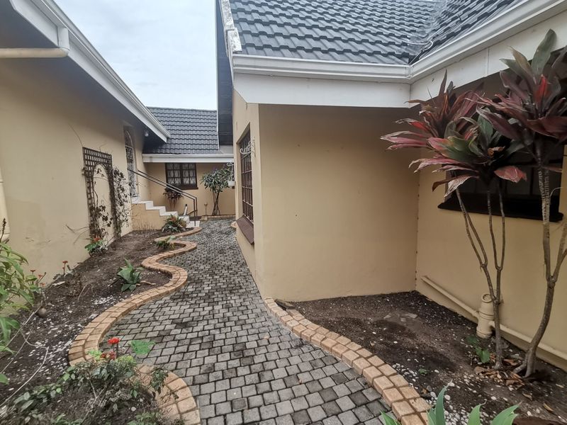 House with a flat with pool, double garage - Photo 2