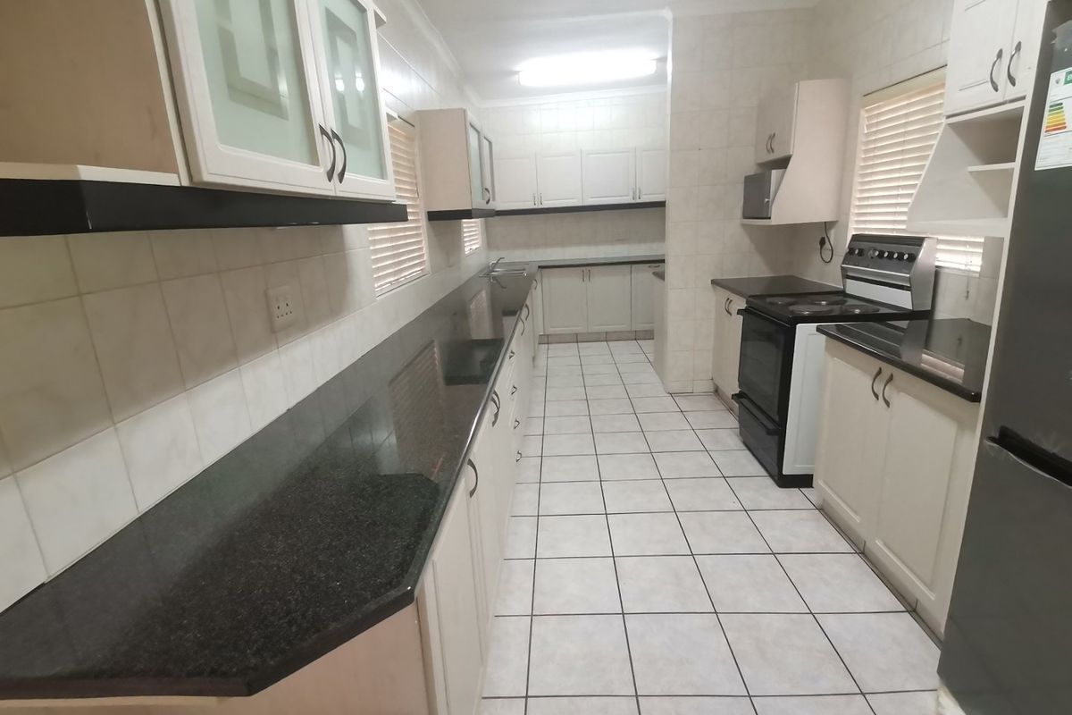 House with a flat with pool, double garage - Photo 4