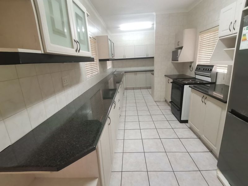 House with a flat with pool, double garage - Photo 4