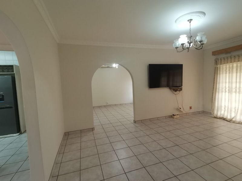 House with a flat with pool, double garage - Photo 7