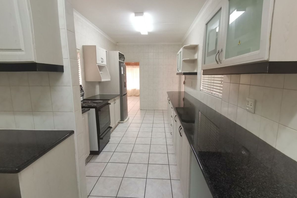 House with a flat with pool, double garage - Photo 5