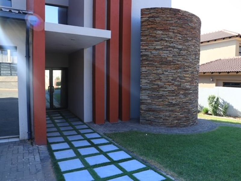 FOR SALE!!  Spacious 6 Bedroom Home with Pool - Photo 3