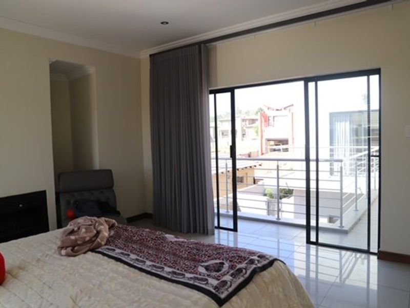 FOR SALE!!  Spacious 6 Bedroom Home with Pool - Photo 10