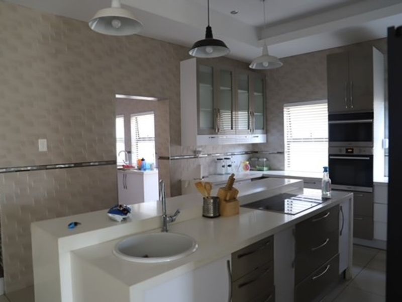 FOR SALE!!  Spacious 6 Bedroom Home with Pool - Photo 9