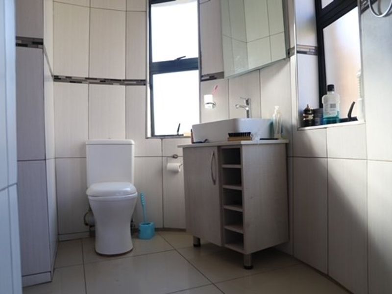 FOR SALE!!  Spacious 6 Bedroom Home with Pool - Photo 8