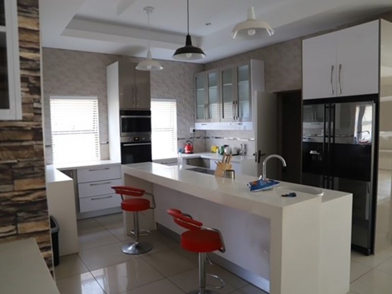 FOR SALE!!  Spacious 6 Bedroom Home with Pool - Photo 7