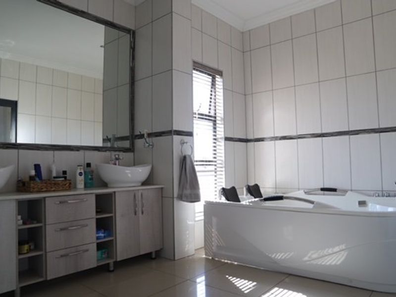 FOR SALE!!  Spacious 6 Bedroom Home with Pool - Photo 6