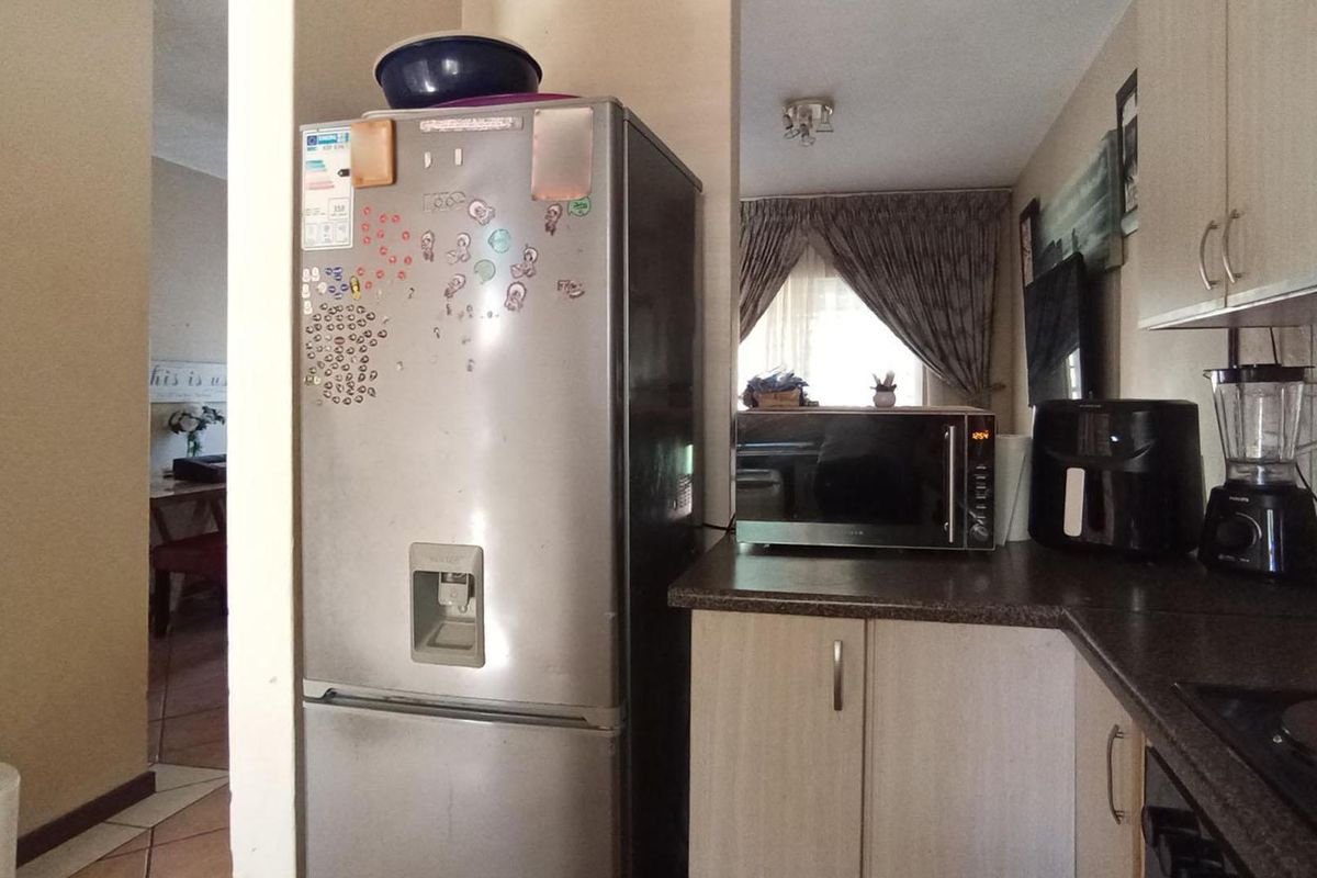 2 Bedrooms, 1 Bathroom Ground floor unit in Equestria estate  - Photo 4