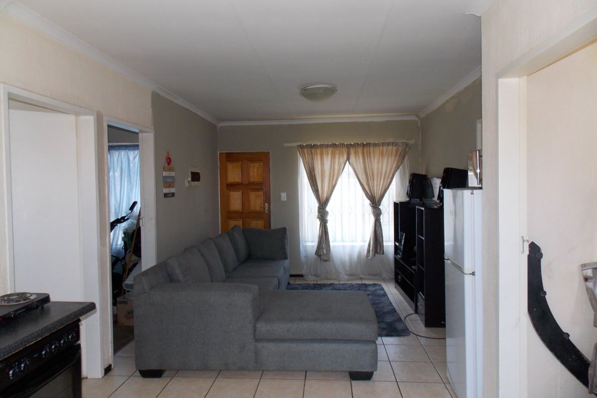 3 Bedroom Houses in Sharon Park  - Photo 2