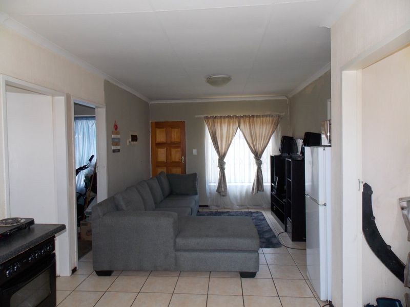 3 Bedroom Houses in Sharon Park  - Photo 2