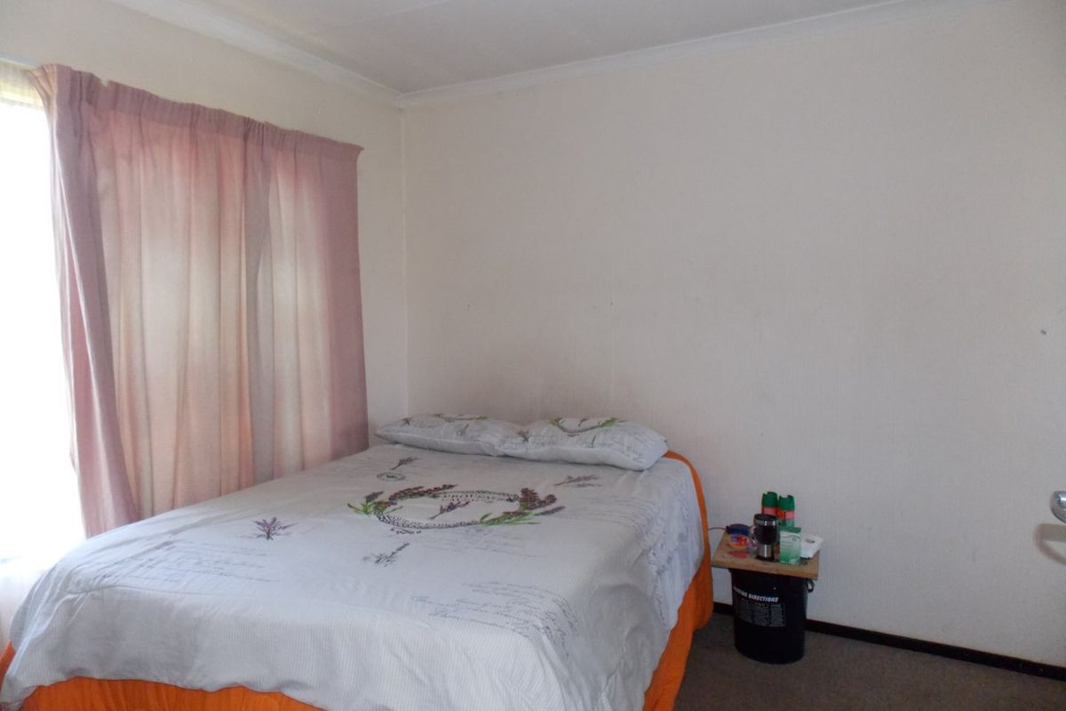 3 Bedroom Houses in Sharon Park  - Photo 4