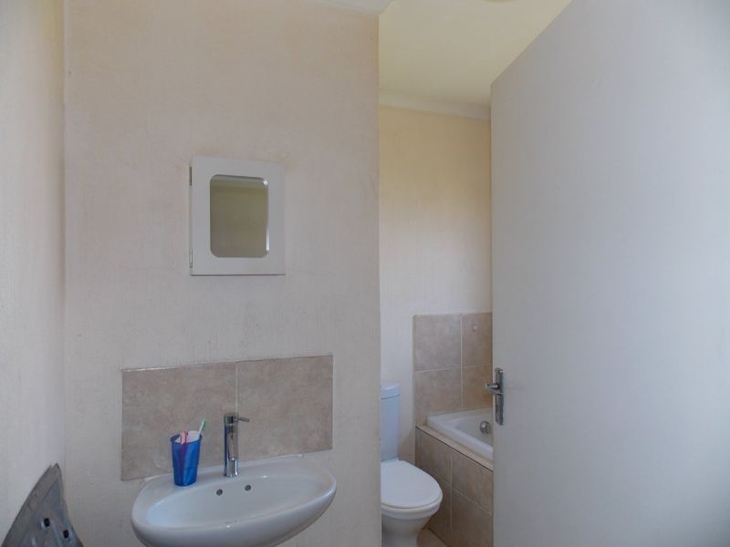 3 Bedroom Houses in Sharon Park  - Photo 9