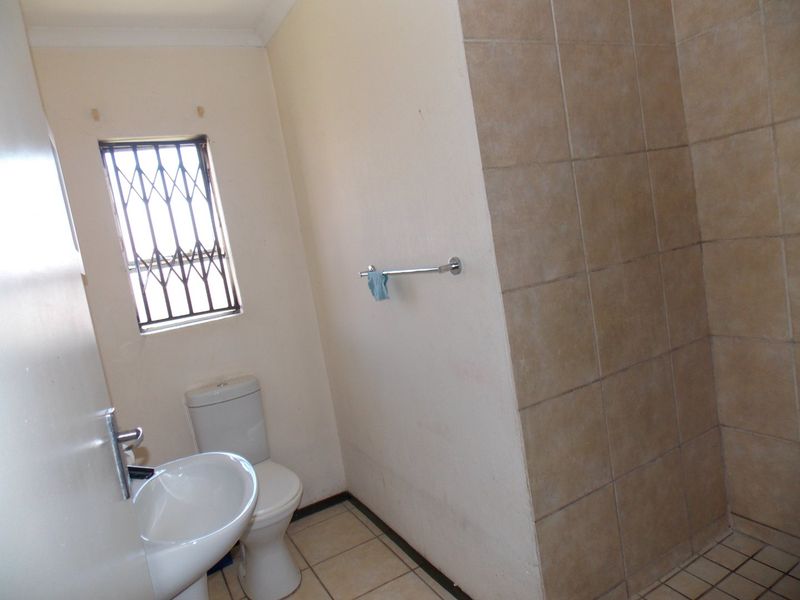 3 Bedroom Houses in Sharon Park  - Photo 6