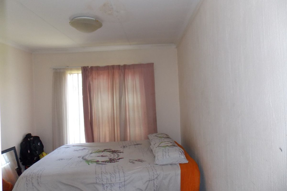 3 Bedroom Houses in Sharon Park  - Photo 5