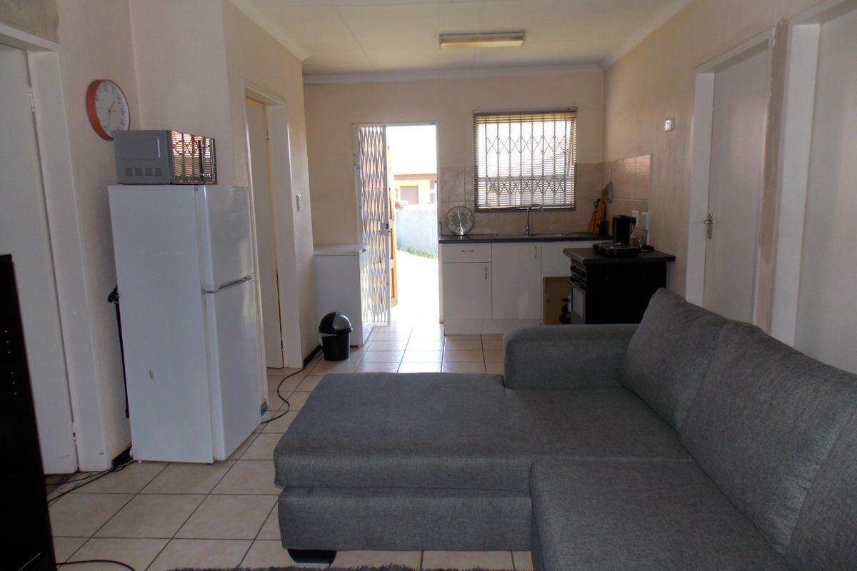 3 Bedroom Houses in Sharon Park  - Photo 3