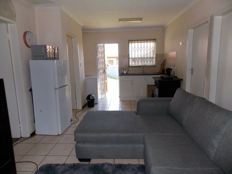 3 Bedroom Houses in Sharon Park  - Photo 3