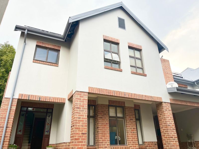 Immaculate 4 Bedroom Townhouse | Solar Backup | Heritage Hill Estate  - Photo 5