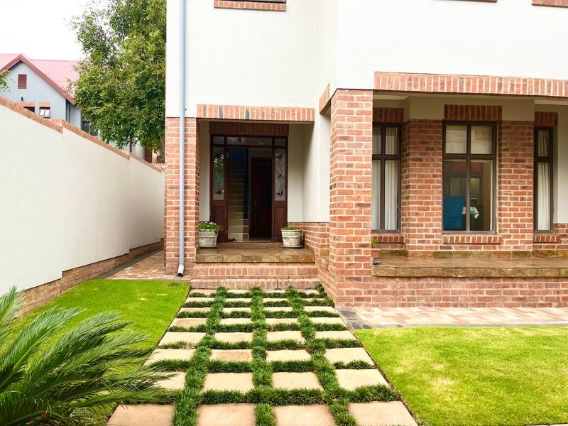 Immaculate 4 Bedroom Townhouse | Solar Backup | Heritage Hill Estate  - Photo 4