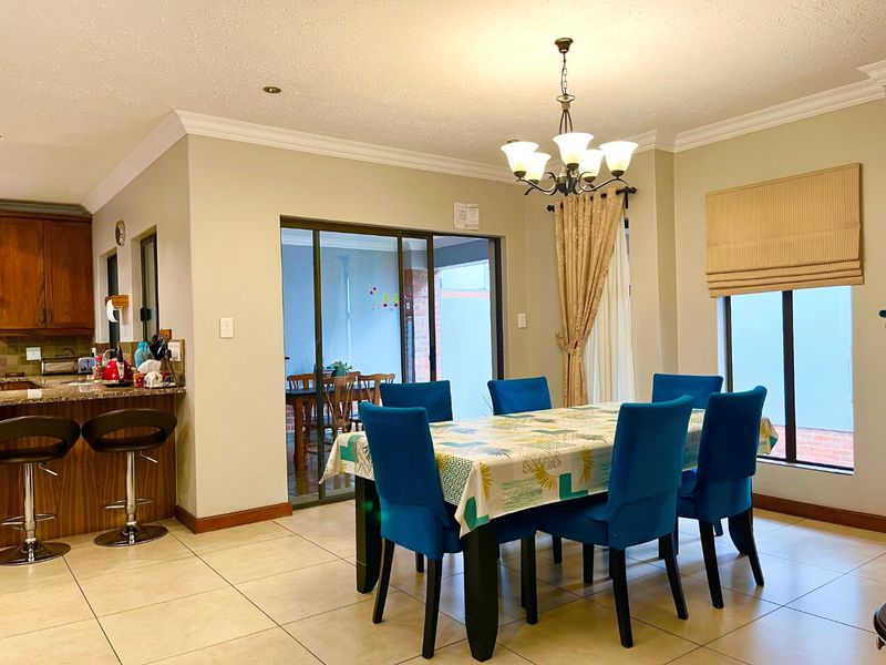 Immaculate 4 Bedroom Townhouse | Solar Backup | Heritage Hill Estate  - Photo 10