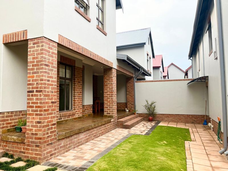 Immaculate 4 Bedroom Townhouse | Solar Backup | Heritage Hill Estate  - Photo 8