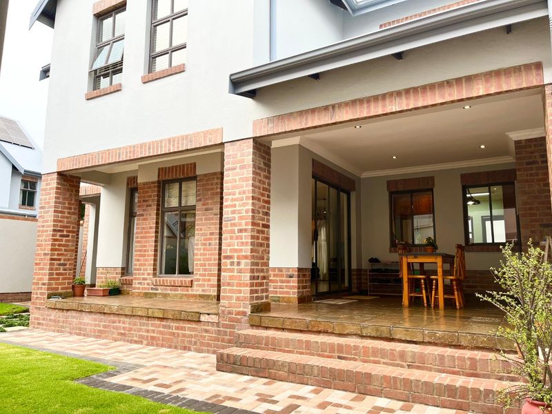 Immaculate 4 Bedroom Townhouse | Solar Backup | Heritage Hill Estate  - Photo 6